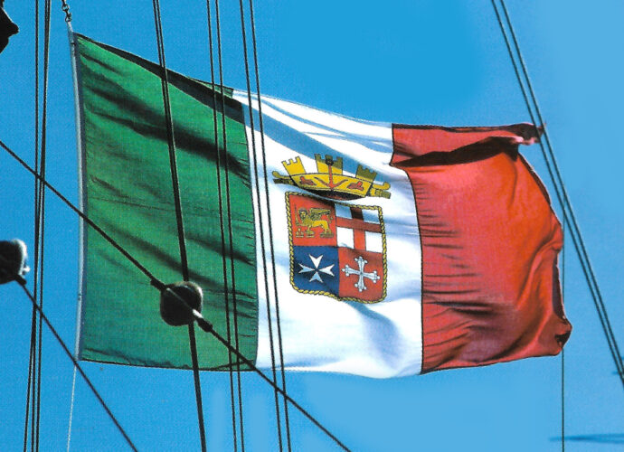 bandiera marina militare (foto marco amatimaggio libera da copyright)