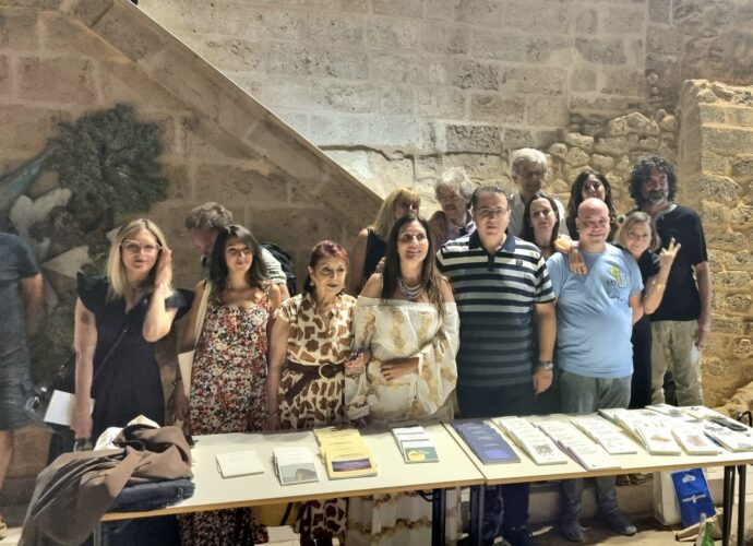 Pubblico e poeti durante la rassegna "Meriggiare pallido e assorto... All'ombra di Palazzo Caniglia" a Maruggio.