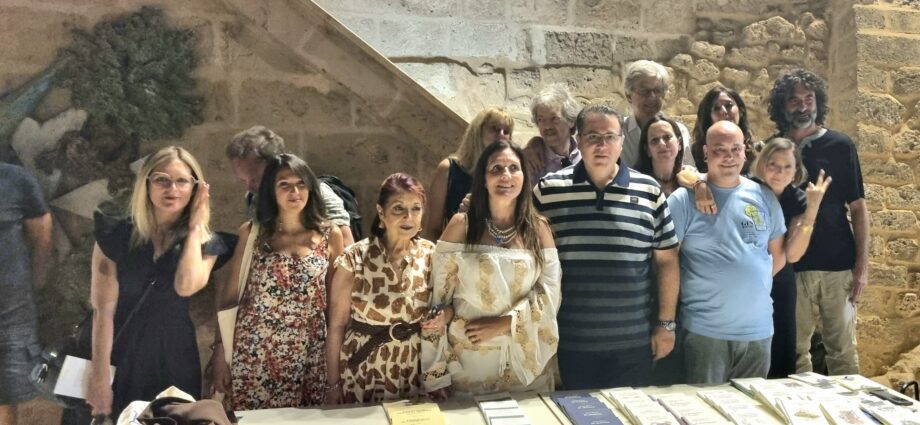 Pubblico e poeti durante la rassegna "Meriggiare pallido e assorto... All'ombra di Palazzo Caniglia" a Maruggio.