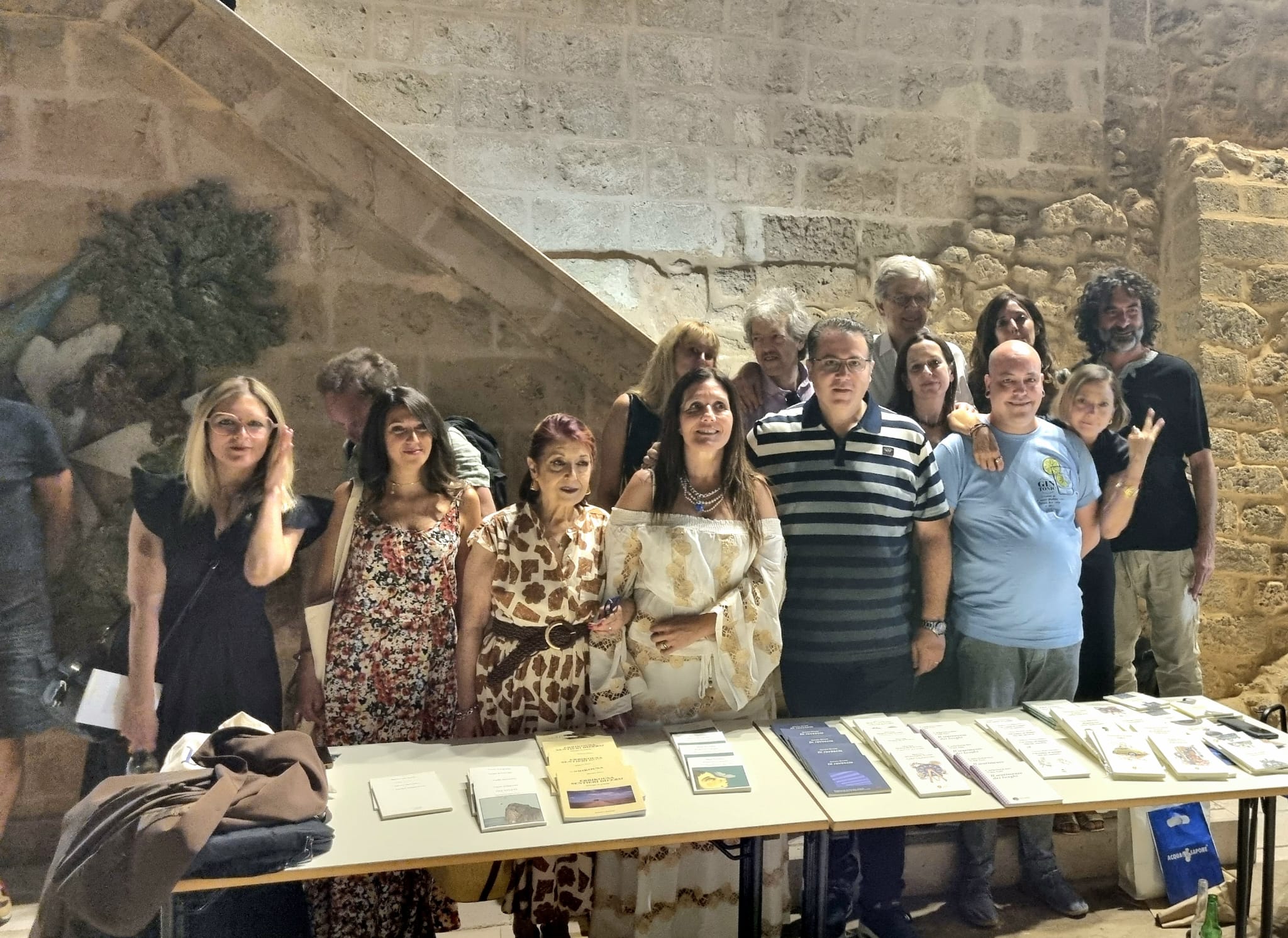 Pubblico e poeti durante la rassegna "Meriggiare pallido e assorto... All'ombra di Palazzo Caniglia" a Maruggio.